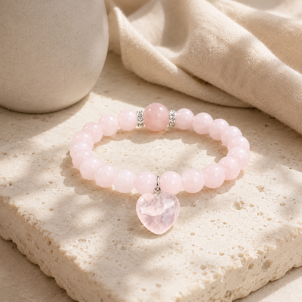 天然粉水晶手鏈｜愛心吊墜粉色圓珠水晶手串｜04 情境圖